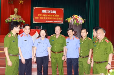 Thượng tướng Nguyễn Văn Thành và đồng chí Lê Hữu Thể cùng các đại biểu tại Hội nghị.