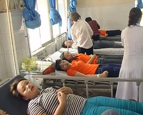Các công nhân bị ngộ độc thực phẩm đang được cấp cứu tại bệnh viện huyện chơn thành.