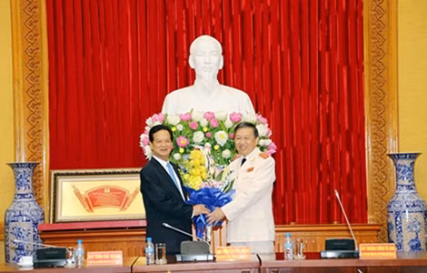 Bộ trưởng Bộ Công an Tô Lâm tặng hoa nguyên Thủ tướng Chính phủ Nguyễn Tấn Dũng.