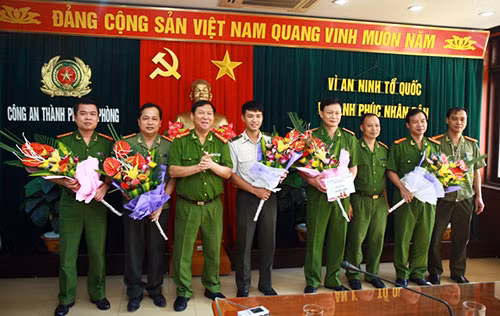 Đại tá Nguyễn Văn Coỏng, Thủ trưởng Cơ quan CSĐT trao thưởng cho Ban chuyên án.