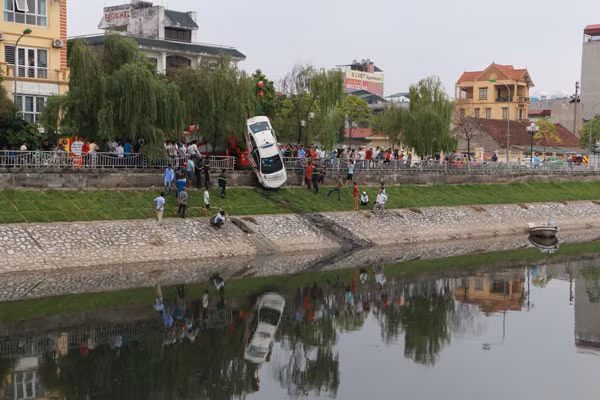 Chiếc taxi đang được kéo lên bờ.