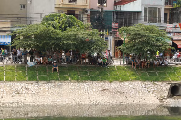 Người dân hiếu kỳ theo dõi vụ việc.