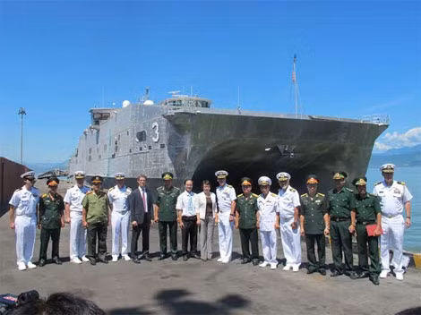 Tàu bệnh viện USNS Mercy và tàu đổ bộ USNS Millinocket. Tàu bệnh viện USNS Mercy và tàu đổ bộ USNS Millinocket.