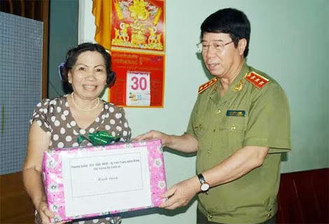 Thứ trưởng Bùi Văn Nam tặng quà cho người thân gia đình nữ Liệt sĩ CAND Nguyễn Thị Hồng.