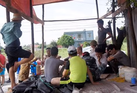 Dân dựng lều cắm chốt phản đối hành vi sản xuất gây ô nhiễm.