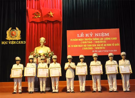 Trung tướng, GS.TS Nguyễn Xuân Yêm trao huy chương Vì An ninh Tổ quốc và Huy chương Chiến sĩ vẻ vang cho các cá nhân xuất sắc. Trung tướng, GS.TS Nguyễn Xuân Yêm trao huy chương Vì An ninh Tổ quốc và Huy chương Chiến sĩ vẻ vang cho các cá nhân xuất sắc.