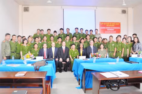 Chuyên viên, giảng viên khóa tập huấn chụp ảnh lưu niệm với đại diện trường ĐH CSND và các Học viên tham gia khóa học.