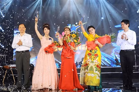 Ba thí sinh đạt giải nhất Sao Mai 2015: Nguyễn Bảo Yến (thính phòng), Hoàng Thị Hồng Ngọc (nhạc nhẹ) và Nguyễn Thị Thu Hằng (dân gian).