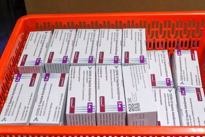 Những hộp vaccine COVID-19 đầu tiên tại Việt Nam.