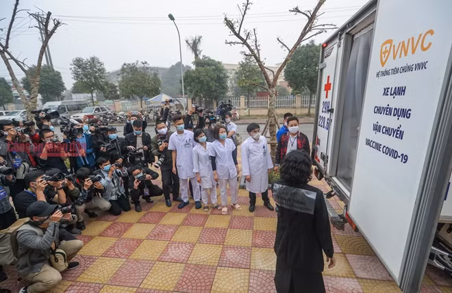 Đông đảo phóng viên, nhà báo đã có mặt tại 2 điểm tiêm Hà Nội, Hải Dương để đưa tin về sự kiện quan trọng này.