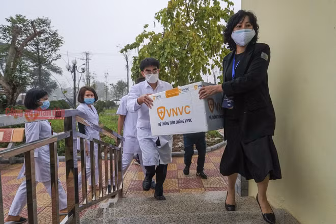 Đúng 7h10, thùng vaccine COVID-19 đầu tiên đã tới BV Bệnh Nhiệt đới Trung ương.