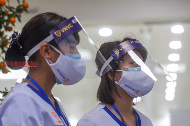 Nhân viên của VNVC túc trực tại BV Bệnh Nhiệt đới Trung ương.