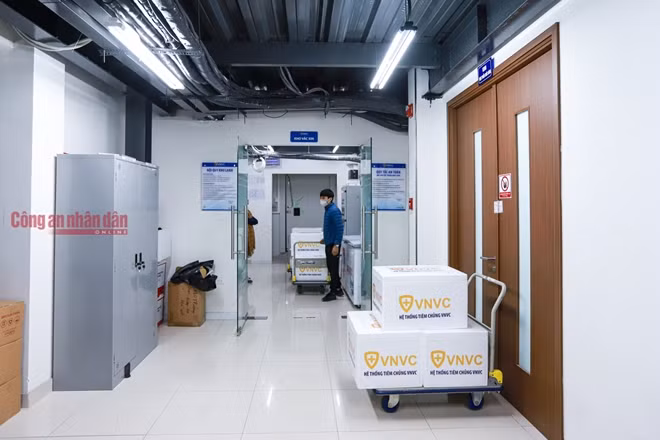 Từ lúc 5h30, mọi công tác chuẩn bị đưa vắc xin lên xe chuyên dụng tại VNVC đã được hoàn tất.