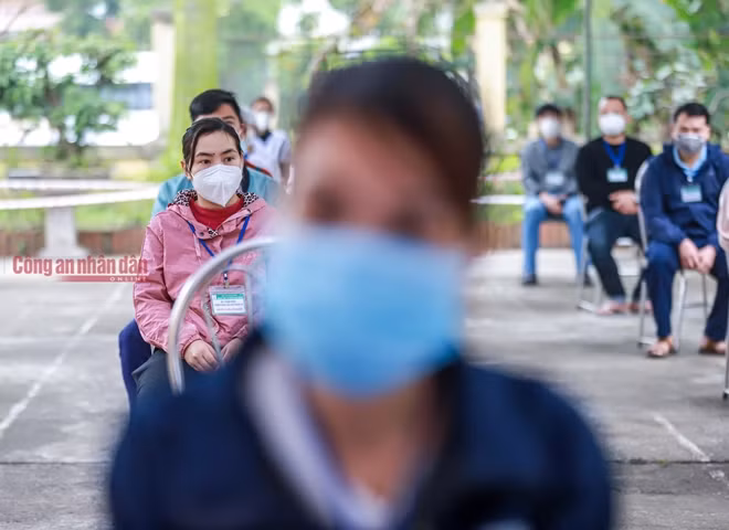Giãn cách 2 mét theo đúng quy định.