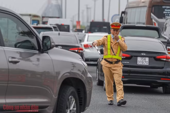 Lực lượng CSGT làm nhiệm vụ đảm bảo giao thông, kiểm soát các phương tiện ra vào Trạm.