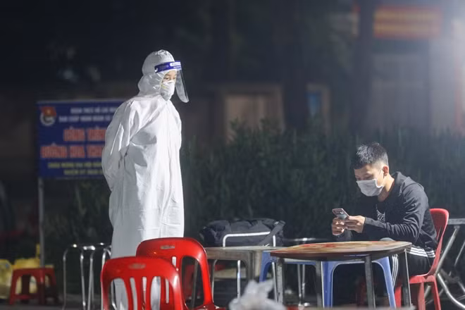Nhân viên CDC Đông Anh sẽ trực tiếp lấy lời khai y tế và sau đó bàn giao cho xe cứu thương đưa về nơi cách ly.