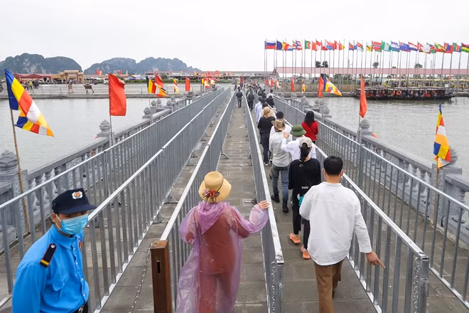 Phân làn cho du khách khi vào lễ ở Tam Chúc được thực hiện ngay bên ngoài trung tâm và cả đường ra bến thuyền, xe điện.