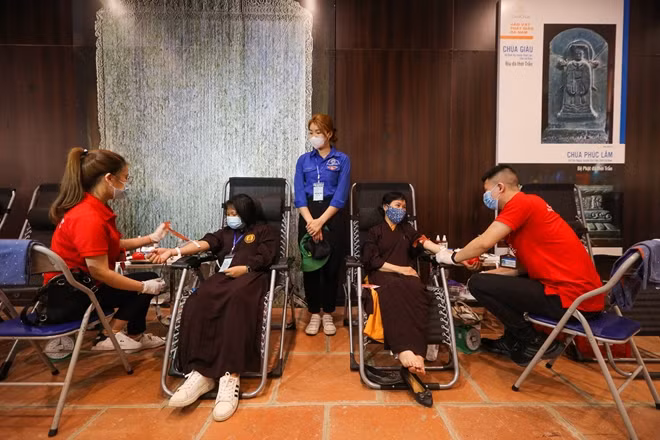 Hôm nay tại chùa Tam Chúc và viện Huyết học, truyền máu Trung ương đã đồng tổ chức buổi hiến máu tình nguyện với sự tham gia của đông đảo đoàn viên, thanh niên, nhân viên nhà chùa.