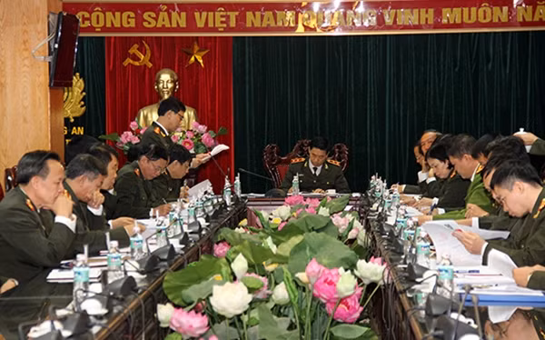 Đại diện lãnh đạo Cục Công tác Chính trị báo cáo tóm tắt tiến độ công việc đã thực hiện và công tác phục vụ tổ chức Lễ kỷ niệm.
