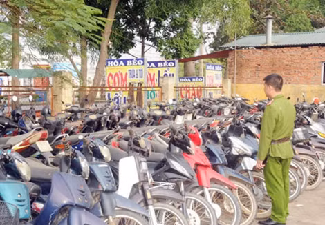 Cán bộ Công an thành phố Việt Trì kiểm đếm phương tiện vi phạm Luật Giao thông bị tạm giữ.