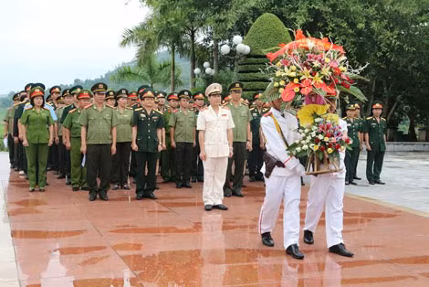 Đoàn đại biểu điển hình tiên tiến của Công đoàn lực lượng vũ trang báo công dâng Bác tại Khu di tích Nha Công an Trung ương. Đoàn đại biểu điển hình tiên tiến của Công đoàn lực lượng vũ trang báo công dâng Bác tại Khu di tích Nha Công an Trung ương.