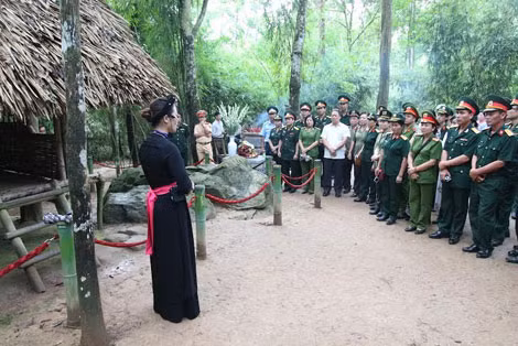 Đoàn nghe thuyết minh về lịch sử lán Nà Nừa. Đoàn nghe thuyết minh về lịch sử lán Nà Nừa.