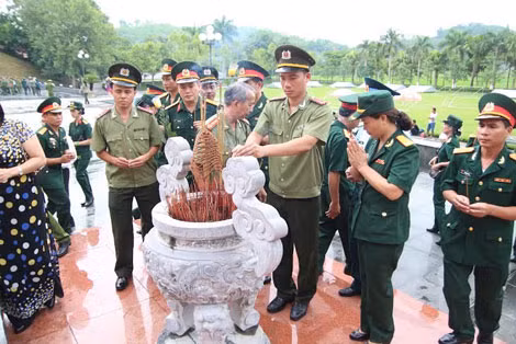 Các điển hình tiên tiến dâng hương trước tượng đài các anh hùng liệt sĩ. Các điển hình tiên tiến dâng hương trước tượng đài các anh hùng liệt sĩ.