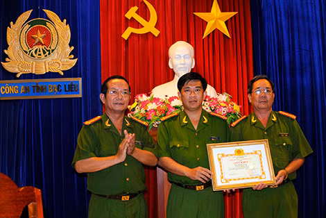 Trực tiếp tham gia triệt phá băng tội phạm do Thạch Quang cầm đầu, đồng chí Châu Quốc Huy (giữa) được UBND tỉnh Bạc Liêu tặng bằng khen đột xuất.