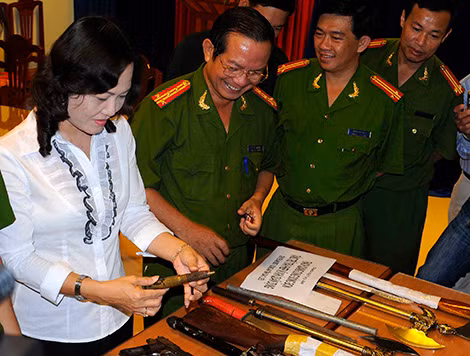 Đồng chí Châu Quốc Huy (thứ 2 từ phải sang) cùng lãnh đạo UBND tỉnh và Ban Giám đốc Công an tỉnh tại cuộc họp báo thông tin kết quả đấu tranh triệt phá băng nhóm hoạt động theo kiểu xã hội đen do Thạch Quang cầm đầu.