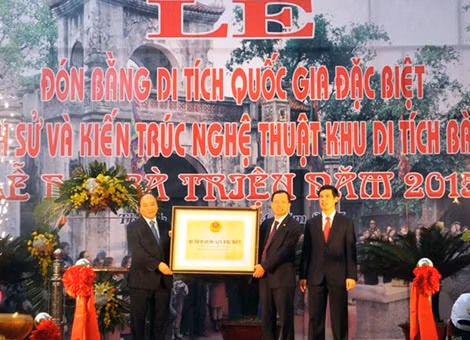 Phó Thủ tướng Chính phủ Nguyễn Xuân Phúc đã trao bằng công nhận di tích quốc gia đặc biệt di tích lịch sử và kiến trúc nghệ thuật đền Bà Triệu cho tỉnh Thanh Hóa.