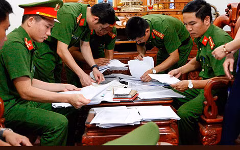 Cơ quan Công an khám xét nhà đối tượng trong vụ án.