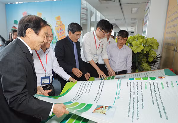 Đại diện Tổ chức kỷ lục Việt Nam trao đổi những thông tin về cuốn sách.