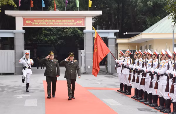 Trung tướng Lương Tam Quang, Thứ trưởng Bộ Công an duyệt đội danh dự của Công an Thanh Hóa. Trung tướng Lương Tam Quang, Thứ trưởng Bộ Công an duyệt đội danh dự của Công an Thanh Hóa.