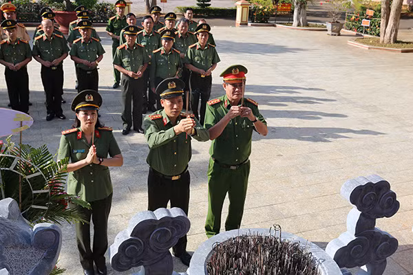 Các đại biểu dâng hoa, dâng hương anh linh Chủ tịch Hồ Chí Minh tại Nhà tưởng niệm Chủ tịch Hồ Chí Minh trong khuôn viên Công an tỉnh Đắk Nông.
