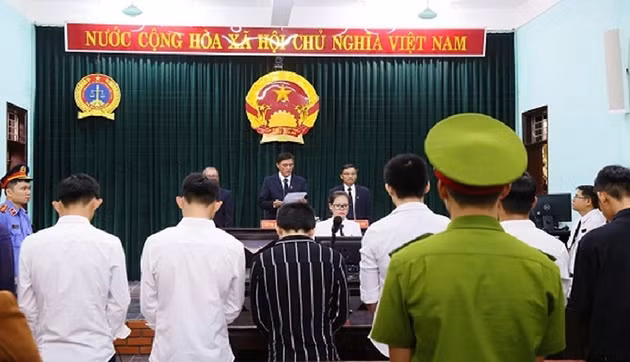 Các bị cáo trước vành móng ngựa.