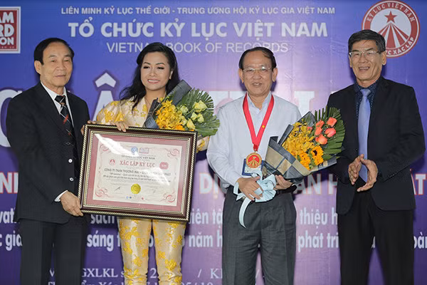 Bà Trần Uyên Phương – Phó Tổng Giám đốc tập đoàn Tân Hiệp Phát cùng Ông Nguyễn Văn Tư – Giám đốc khối Nghiên cứu và Phát triển đón nhận bằng xác lập kỷ lục và huy hiệu do Tổ chức kỷ lục Việt Nam trao cho cuốn sách THP- Innnovation.