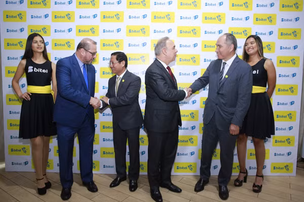 TGĐ Hiệp hội phát triển cơ sở hạ tầng Peru và Chủ tịch Cơ Quan Quản lý Viễn thông Peru chúc mừng thành công của Bitel. TGĐ Hiệp hội phát triển cơ sở hạ tầng Peru và Chủ tịch Cơ Quan Quản lý Viễn thông Peru chúc mừng thành công của Bitel.