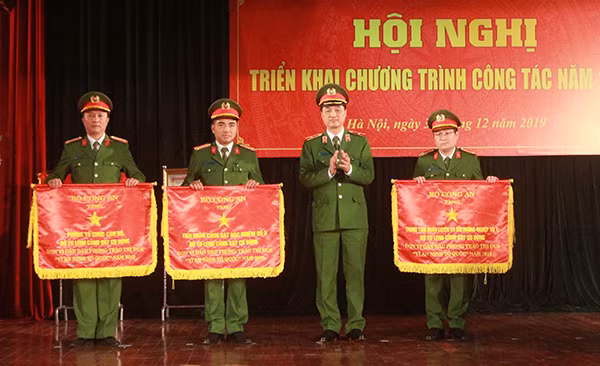 Thứ trưởng Nguyễn Duy Ngọc trao Cờ thi đua của Bộ Công an tặng các tập thể có thành tích xuất sắc.