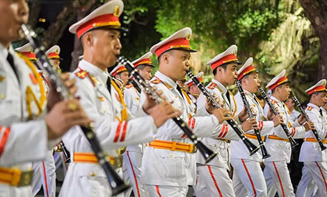 Các nhạc công Đoàn nghi lễ say sưa biểu diễn.