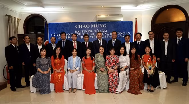 Bộ trưởng Tô Lâm và Đoàn đại biểu cấp cao Bộ Công an với cán bộ, nhân viên Đại sứ quán và đại diện cộng đồng người Việt Nam tại Qatar.