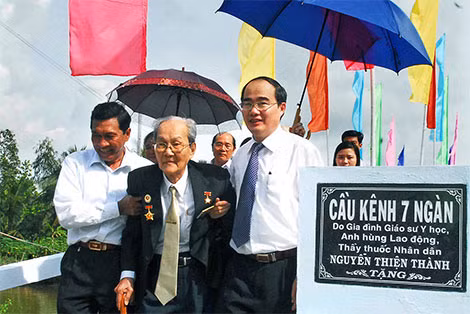 Giáo sư Nguyễn Thiện Thành trong một lần về thăm Cà Mau, nơi ông nghiên cứu và bào chế ra Filatov chữa bệnh cho hàng ngàn người.