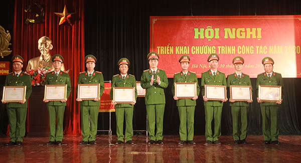 Thứ trưởng Nguyễn Duy Ngọc trao Bằng khen của Bộ Công an cho các cá nhân tập thể có thành tích xuất sắc.