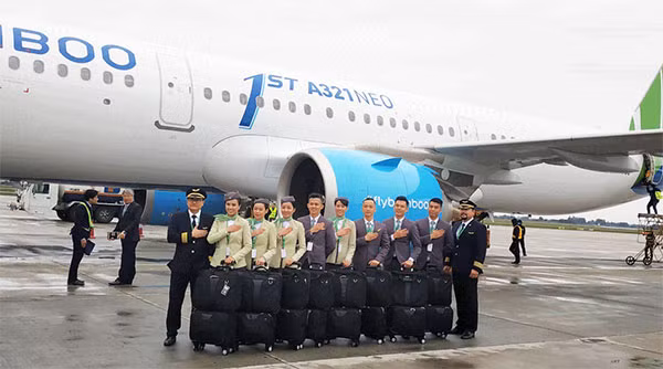 Phi công, tiếp viên Bamboo Airways và máy bay Airbus A321Neo đầu tiên của Hãng.