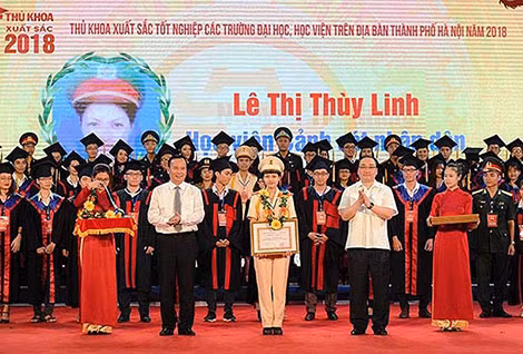Lãnh đạo thành phố Hà Nội vinh danh các thủ khoa tốt nghiệp các trường đại học, học viện.