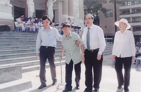 Đồng chí Nguyễn Thiện Nhân đưa cha - giáo sư Nguyễn Thiện Thành tới nhà hát lớn nghe hòa nhạc.
