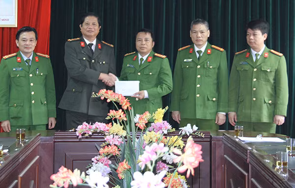 Trao thưởng cho Ban Chuyên án. Trao thưởng cho Ban Chuyên án.