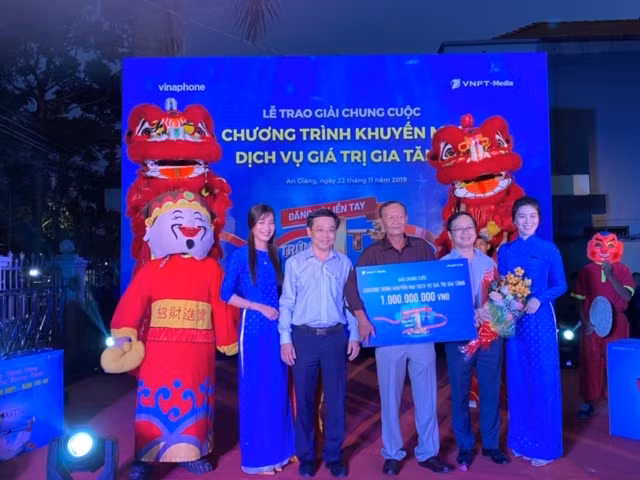 Ông Nguyễn Sơn Hải – Phó Tổng giám đốc VNPT-Media và ông Trần Thế Tuyên – Giám đốc VNPT An Giang cùng trao thưởng cho khách hàng.