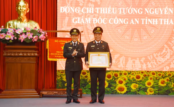 Thừa ủy quyền của Thủ tướng Chính phủ, Trung tướng Lương Tam Quang, Thứ trưởng Bộ Công an trao Bằng khen của Thủ tướng Chính phủ cho Thiếu tướng Nguyễn Hải Trung, Giám đốc Công an Thanh Hóa. Thừa ủy quyền của Thủ tướng Chính phủ, Trung tướng Lương Tam Quang, Thứ trưởng Bộ Công an trao Bằng khen của Thủ tướng Chính phủ cho Thiếu tướng Nguyễn Hải Trung, Giám đốc Công an Thanh Hóa.