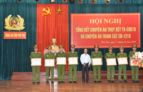 Đồng chí Phạm Trường Giang, Giám đốc Ngân hàng Nhà nước Việt Nam, Chi nhánh tỉnh Phú Thọ trao Bằng khen của Thống đốc Ngân hàng Nhà nước Việt Nam cho các tập thể và cá nhân.