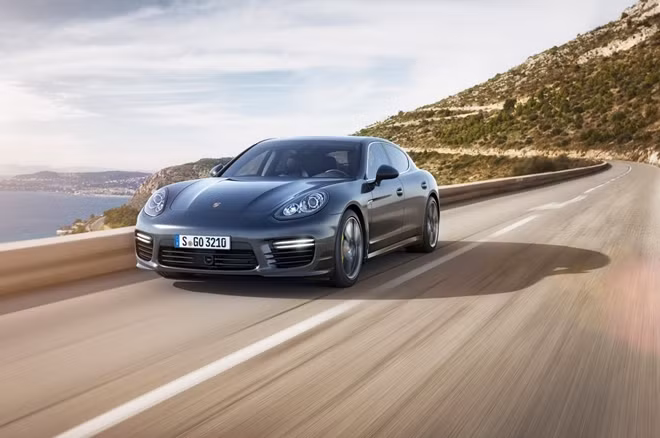 Porsche triệu hồi hơn 50.000 chiếc Cayenne và Panamera.